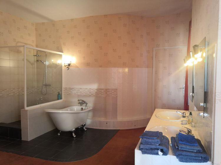 Les Volets Bleus Bed & Breakfast Salleles-d'Aude Exterior photo