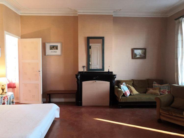 Les Volets Bleus Bed & Breakfast Salleles-d'Aude Exterior photo